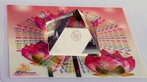 画像1: 入荷しました【蓮とありがとうコースター２枚プレゼント】AA水晶ピラミッド6-4 (1)